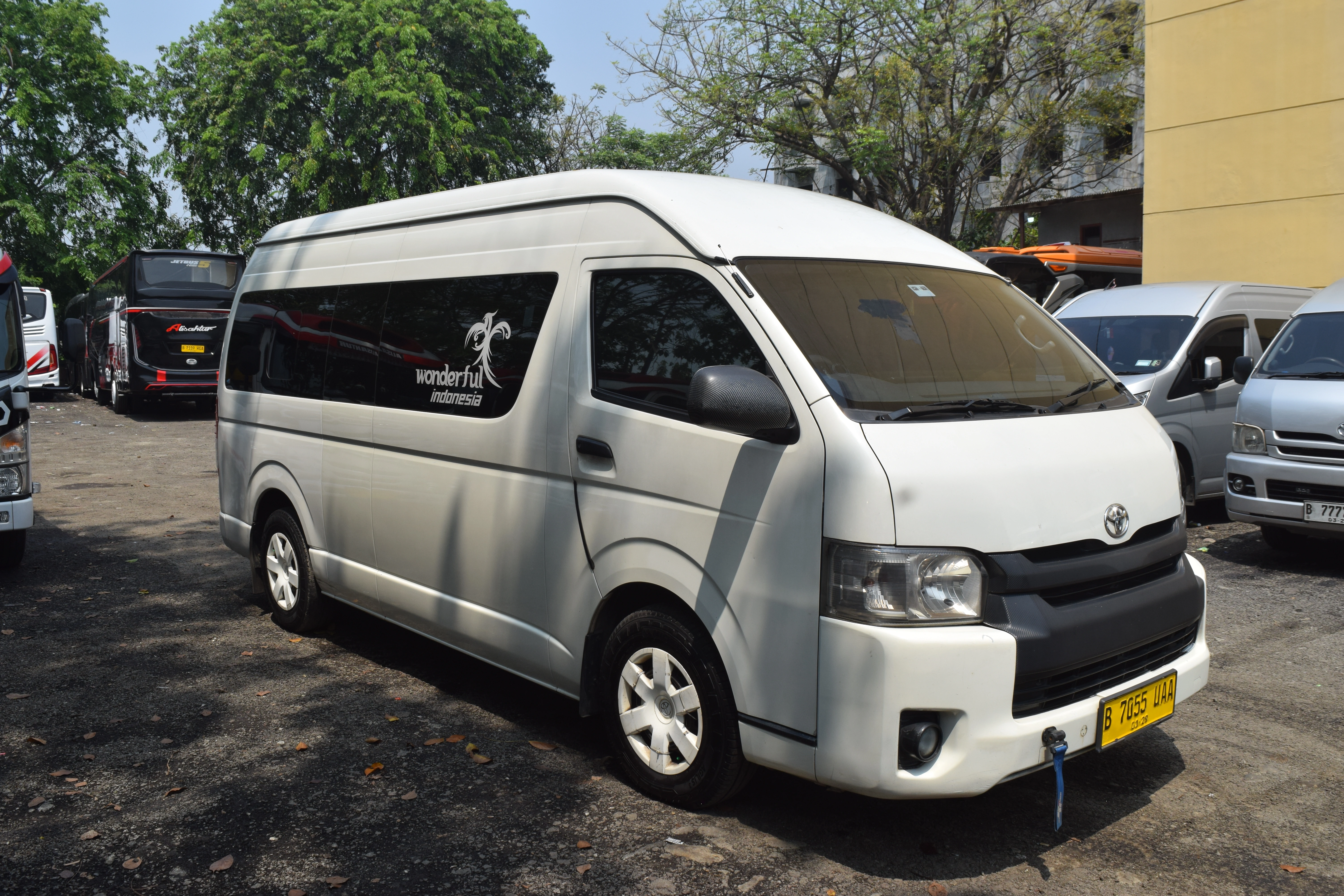 Sewa Hiace Commuter  rental mobil jakarta