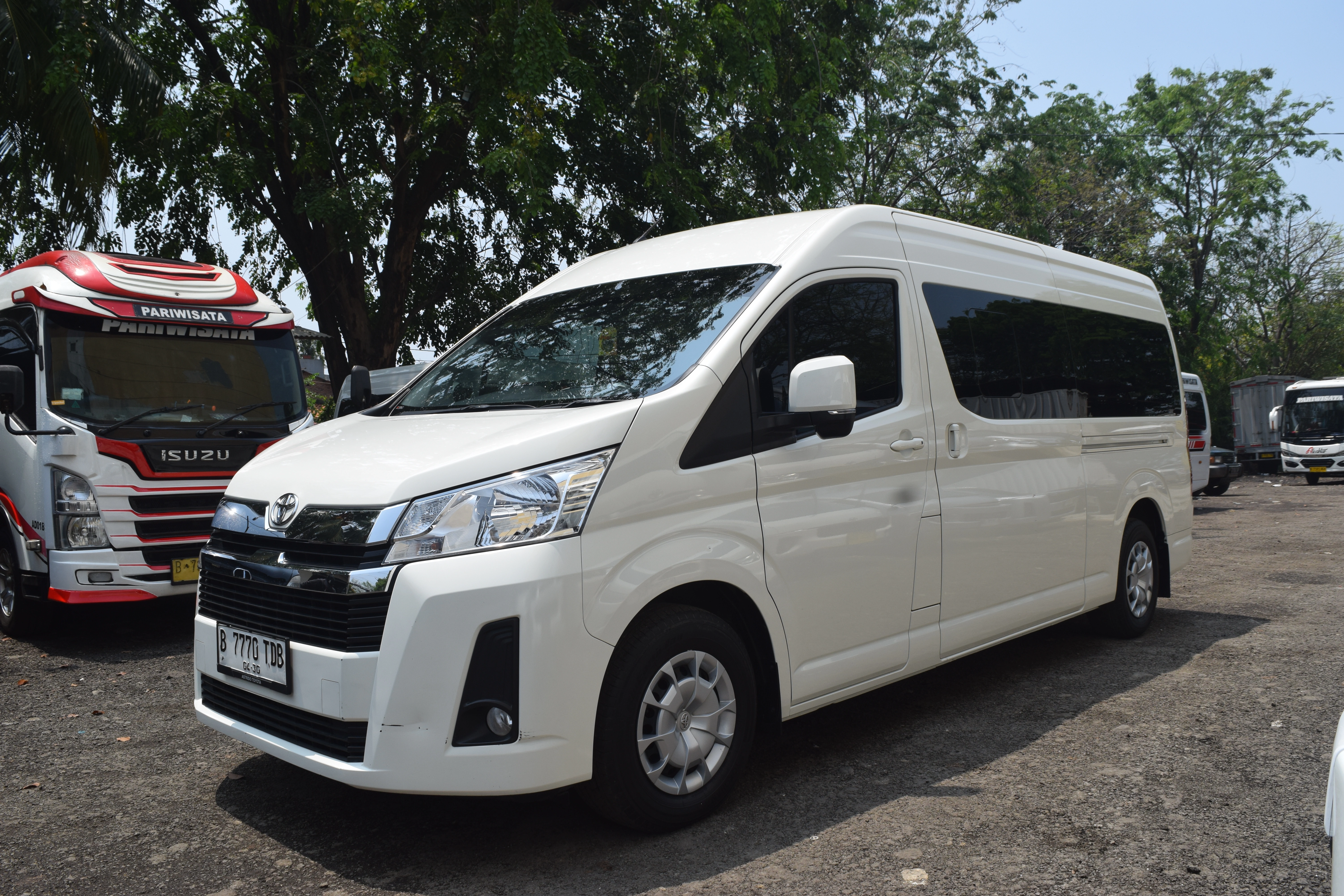 Sewa Hiace Premio  rental mobil jakarta